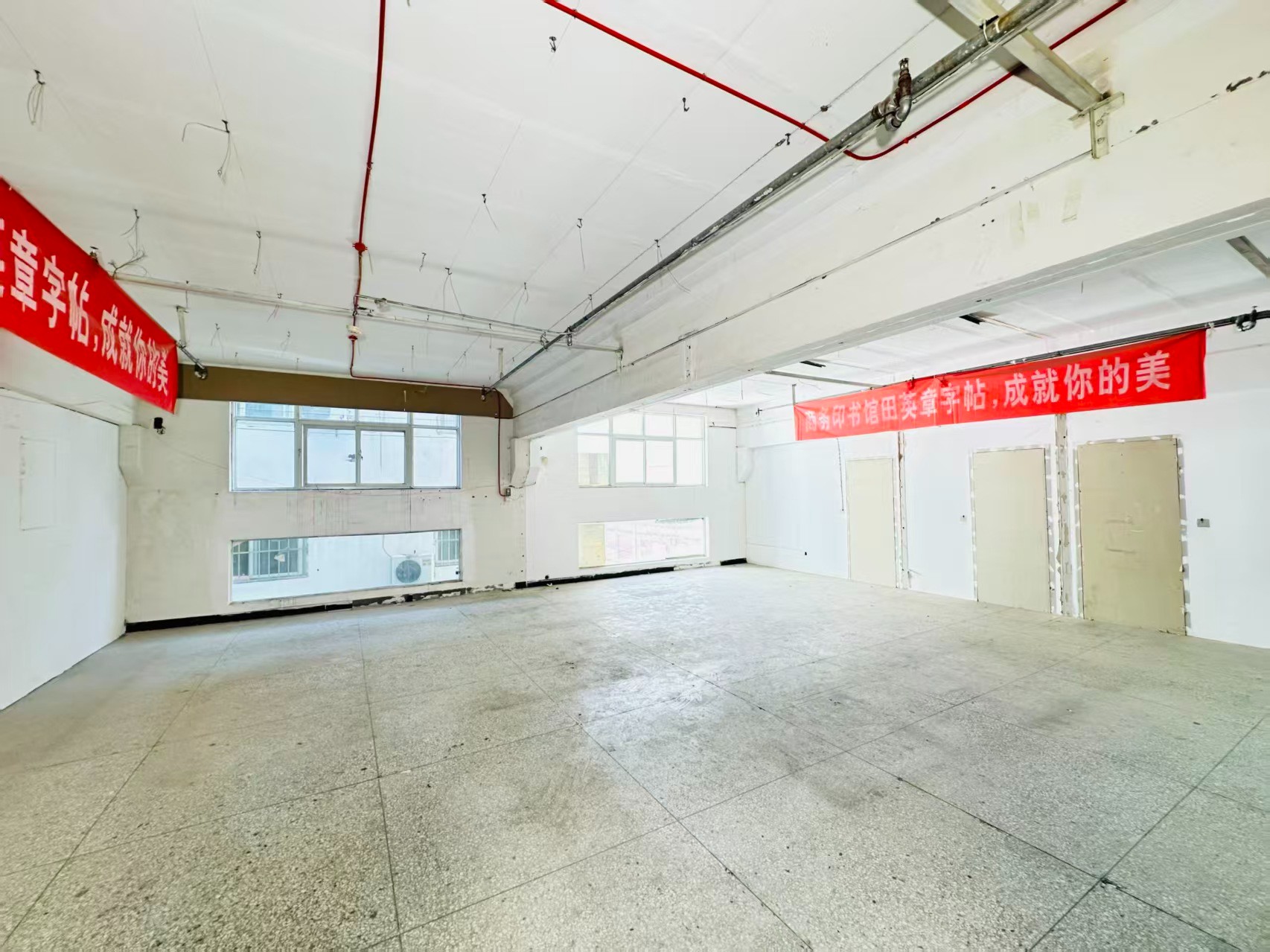 兴华路重点吸引人工智能应用、数字经济、电商直播、智能制造服务、软件开发、科技创新企业及创业团队入驻